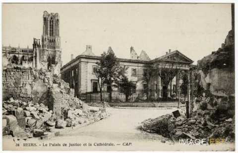 Le palais de Justice de Reims en ruines